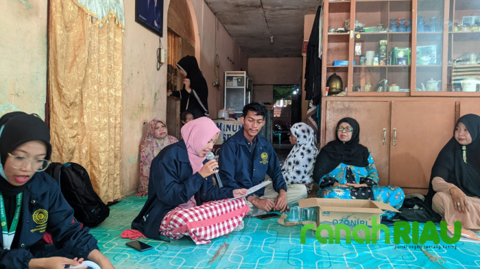 KKN Mahasiswa Umri sosialisasikan Whatsapp Business untuk UMKM kepada PKK Sialang Sakti 